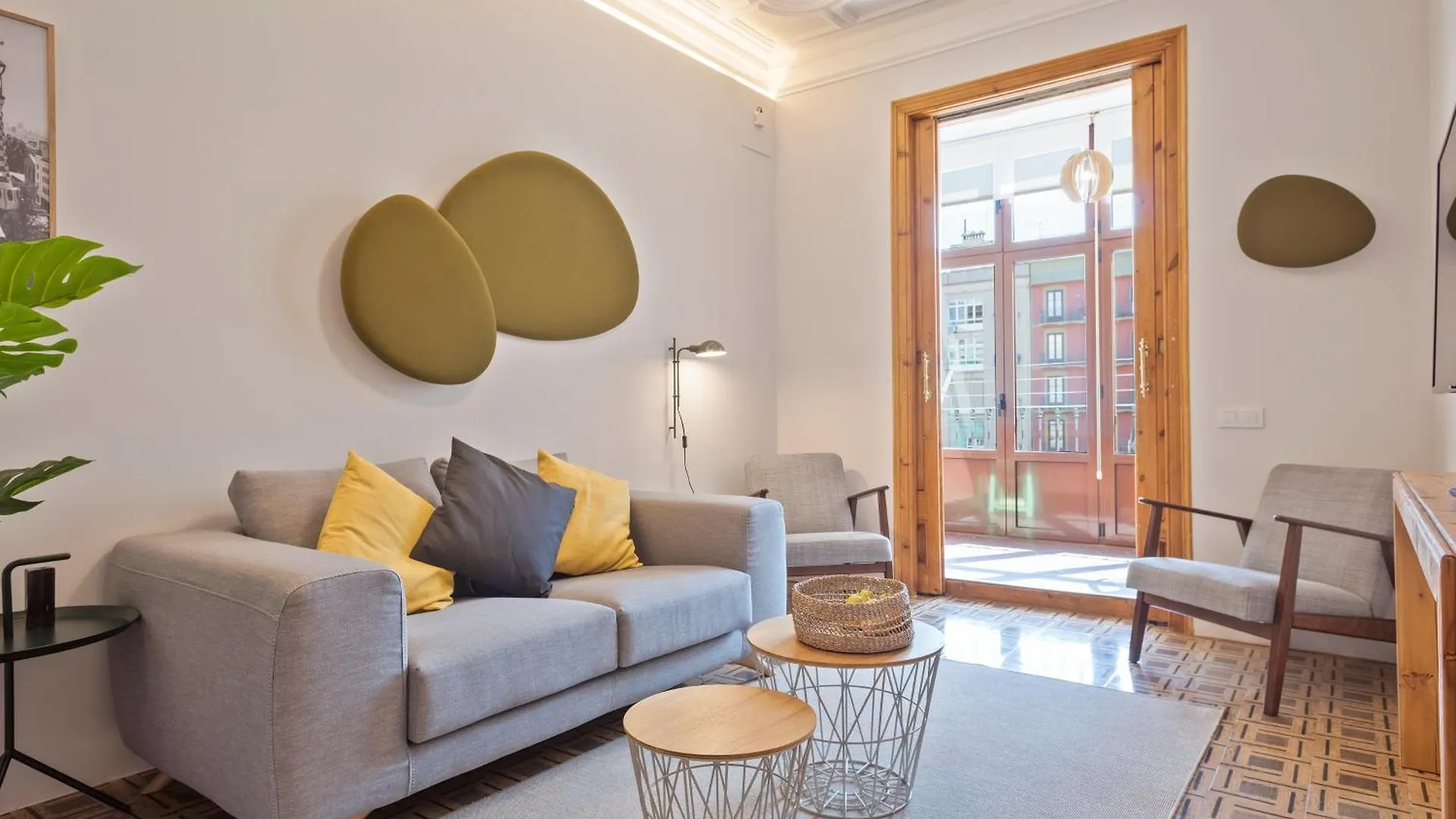 Central Apartments Barcelona contacts